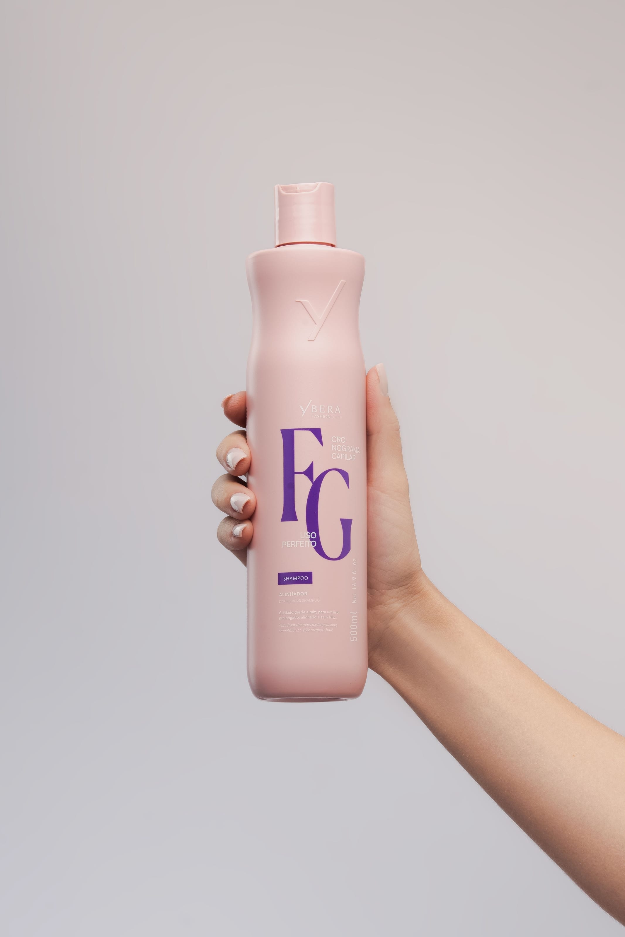 Shampoo liso perfeito fashion gold Ybera segurado no meio pela mao da modelo e1925be2bb Shampoo liso perfeito fashion gold Ybera segurado no meio pela mao da modelo e1925be2bb