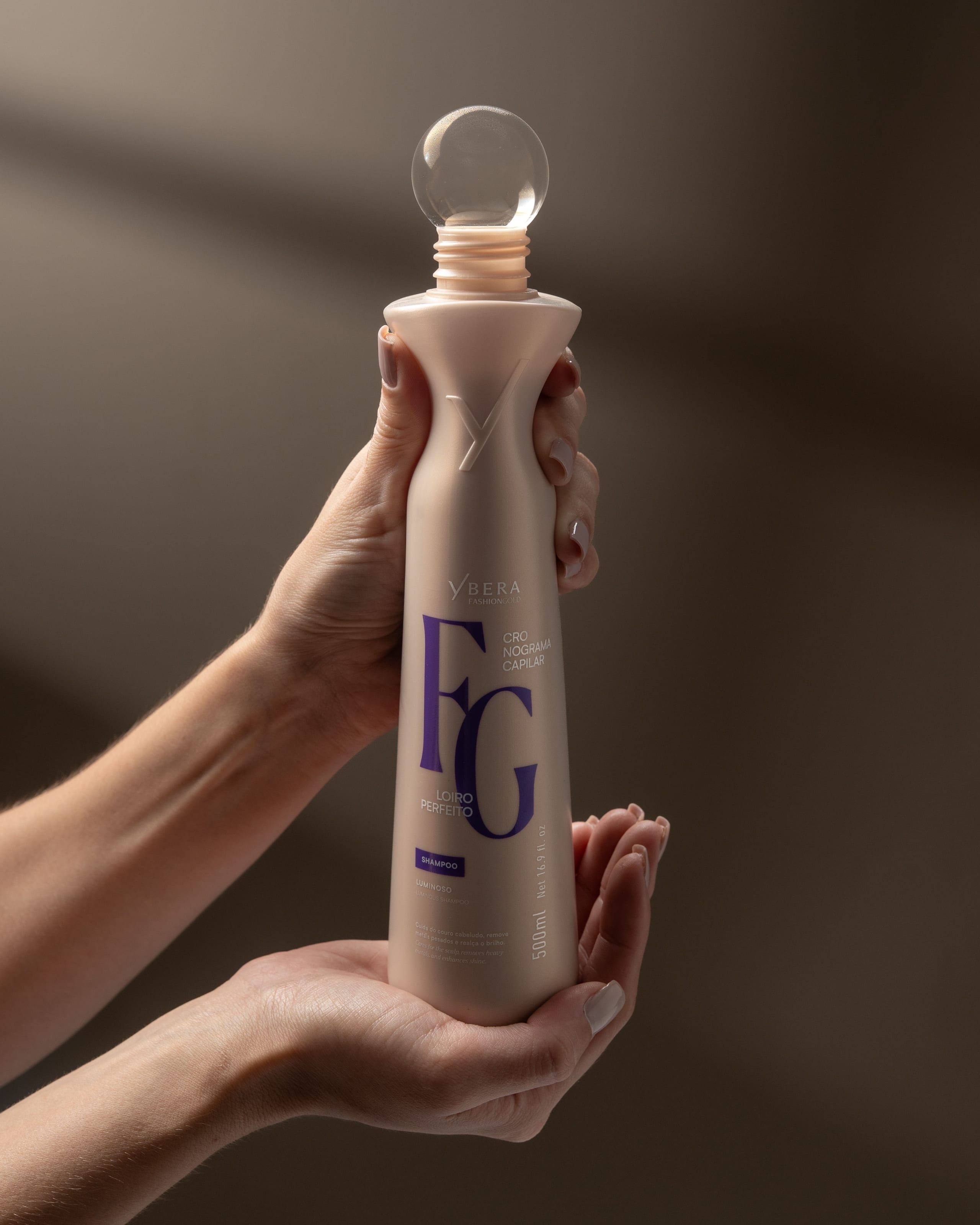 Shampoo loiro perfeito fashion gold em fundo estudio 4df182f2ff Shampoo loiro perfeito fashion gold em fundo estudio 4df182f2ff