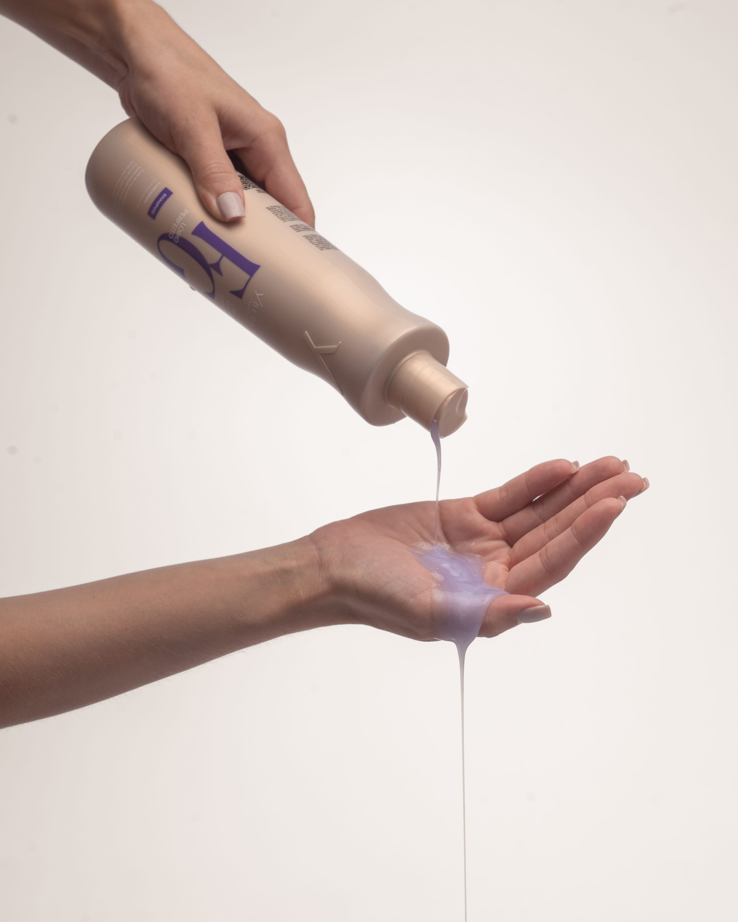 Shampoo luminoso loiro perfeito sendo derramado na mao da modelo 483bf0d6a2